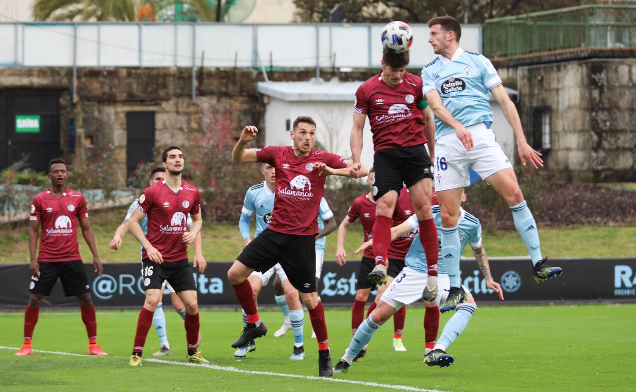 Una acción del encuentro en Barreiro entre el Celta B y el Salamanca UDS. 