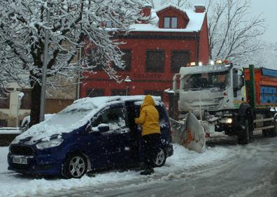 Imagen secundaria 1 - Arriba, un vecino de Palazuelos retira la nieve de su coche; abajo izquierda, quitanieves en la zona de Valsaín para limpiar la carretera, y a la derecha, coches y autobuses circulan con cuidado entre Segovia y La Granja. 