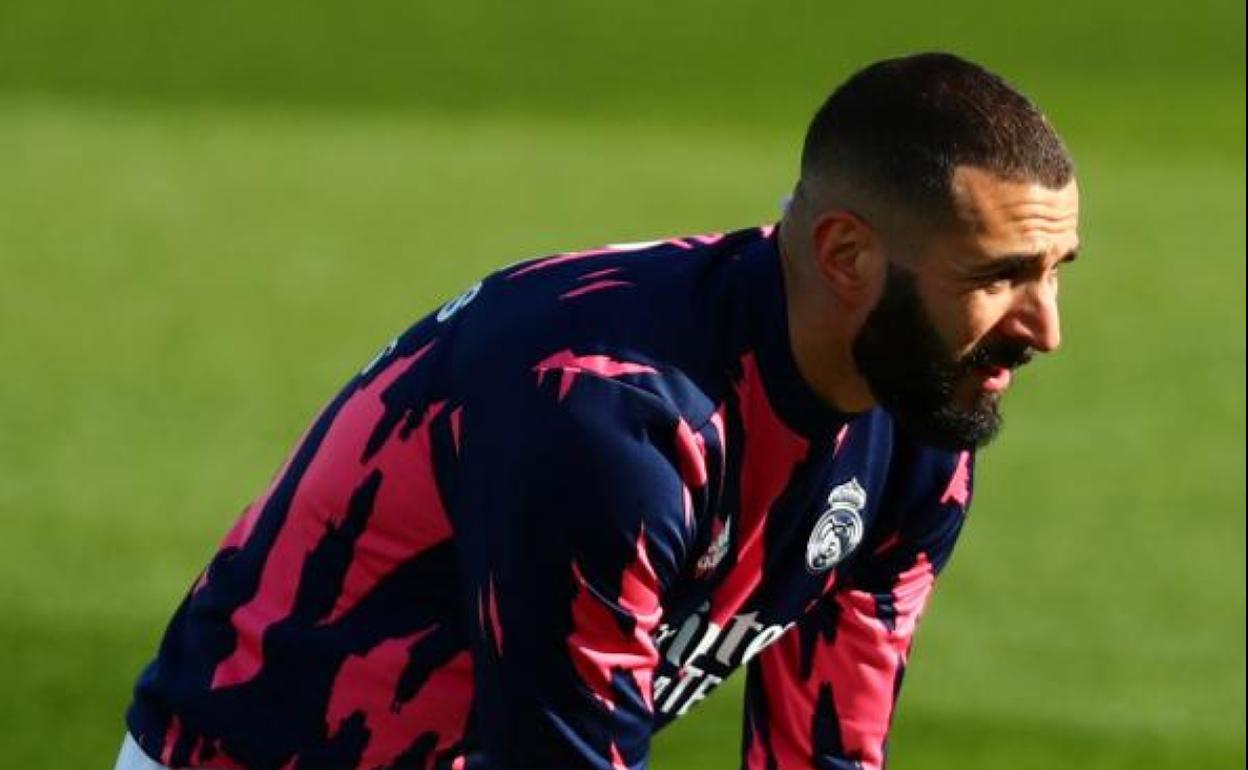 Benzema calienta antes de un partido. 