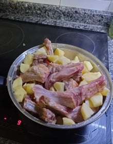 Imagen secundaria 2 - Diferentes momentos de la elaboración de las patatas con costillas