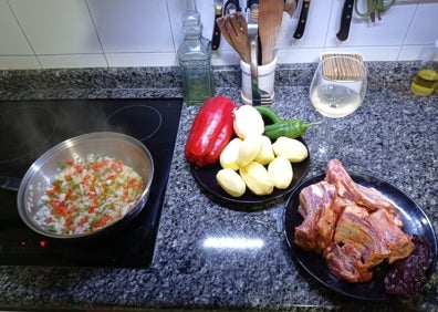 Imagen secundaria 1 - Diferentes momentos de la elaboración de las patatas con costillas