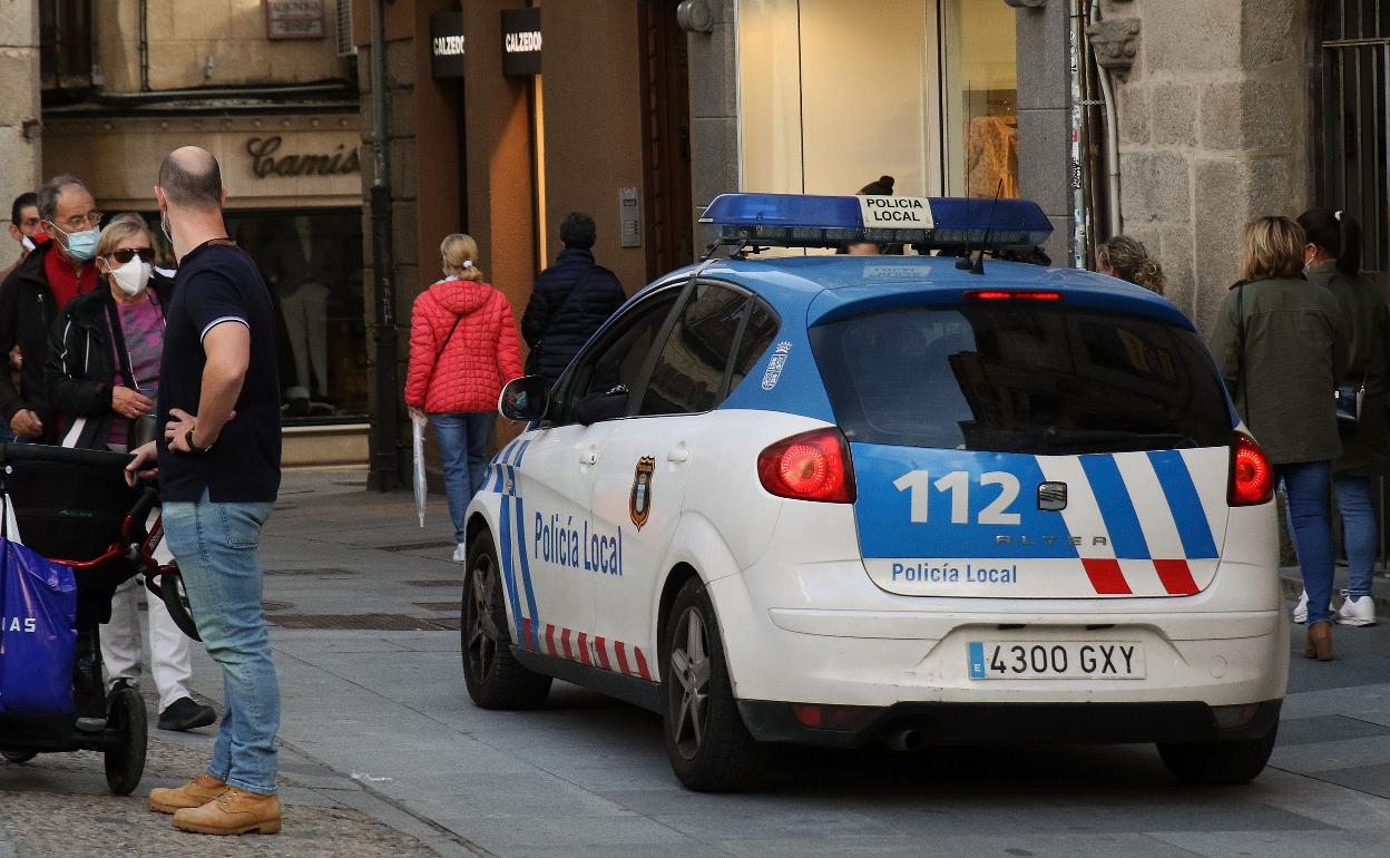 Un coche de la Policía Local, de patrulla por una de las calles de la ciudad.