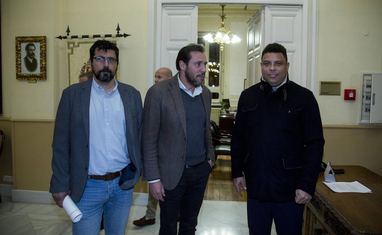 Alberto Bustos, concejal de Deportes, el alcalde Óscar Puente y Ronaldo Nazário, presidente del Real Valladolid, en una reunión en 2019