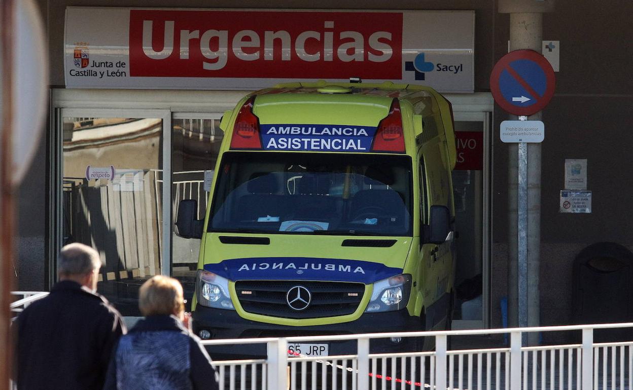 Ambulancia en la entrada de Urgencias del Hospital General de Segovia durante la pandemia. 