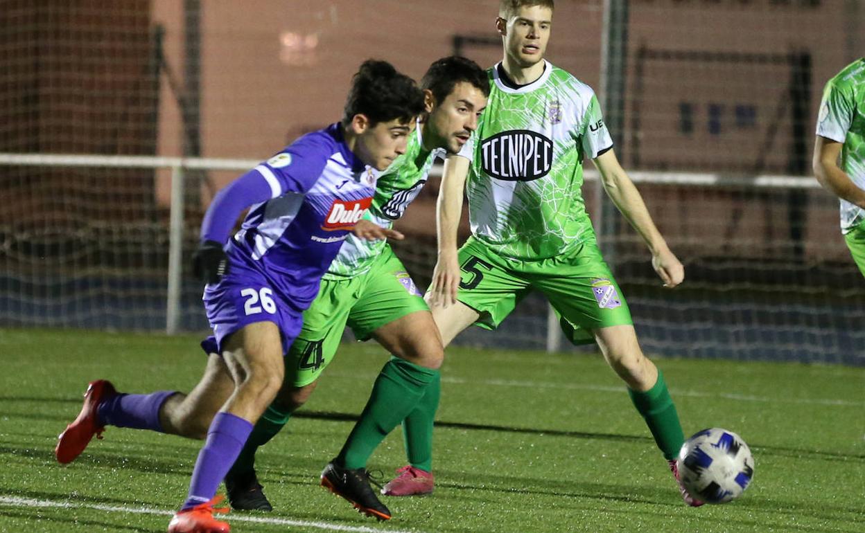 Diego pugna por un balón ante un rival del Peñaranda, este martes 