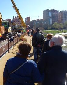Imagen secundaria 2 - Labores de retirada de los troncos, colas de vehículos en San Nicolás y de peatones en el puente.