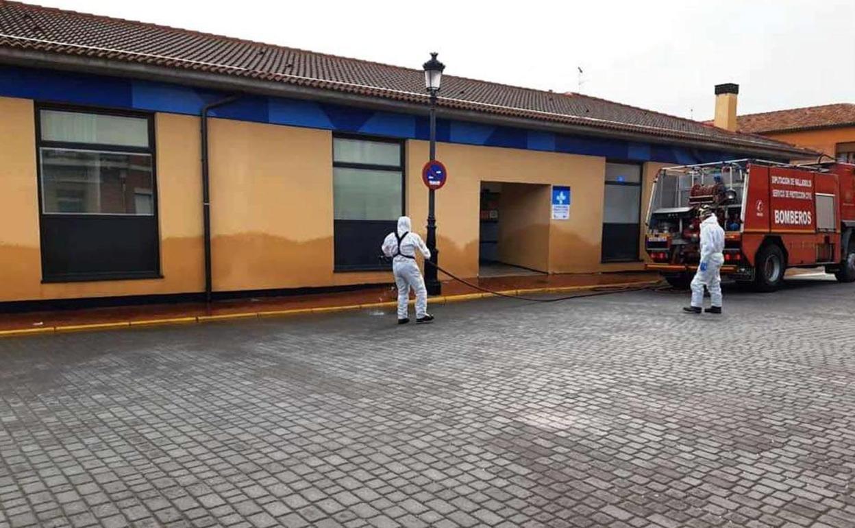 Labores de desinfección durante esta pandemia en el exterior del consultorio de Pedrajas de San Esteban.