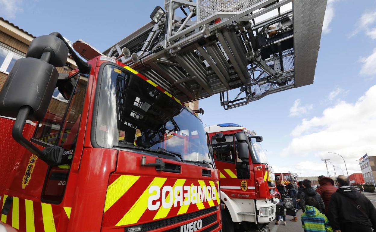 Los bomberos de Palencia asisten a una mujer que llevaba días caída en su domicilio tras romperse la cadera
