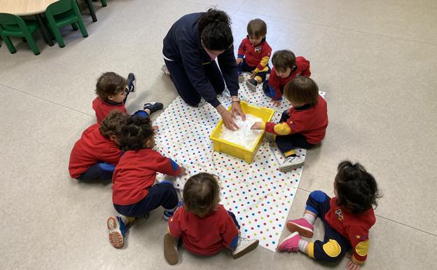 Los más pequeños del colegio Nuestra Señora de Lourdes La Salle atiendan a una profesora. 