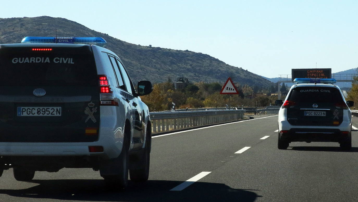 Patrullas de la Guardia Civil por una carretera de Segovia.