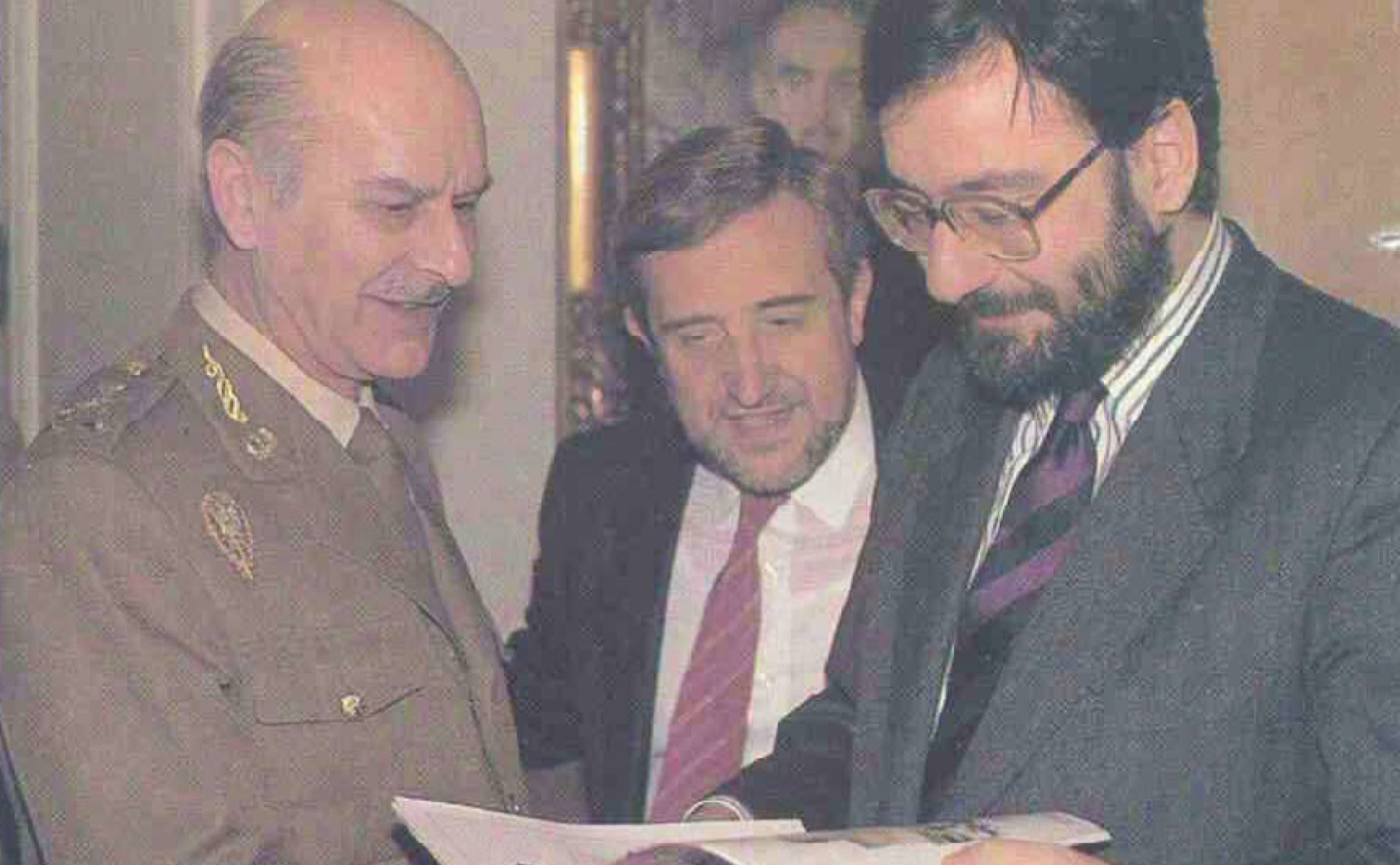 Virgilio Peña, a la izquierda, con Luis Reverter y, a la derecha, el entonces ministro de Defensa, Narcís Serra, en 1989. 