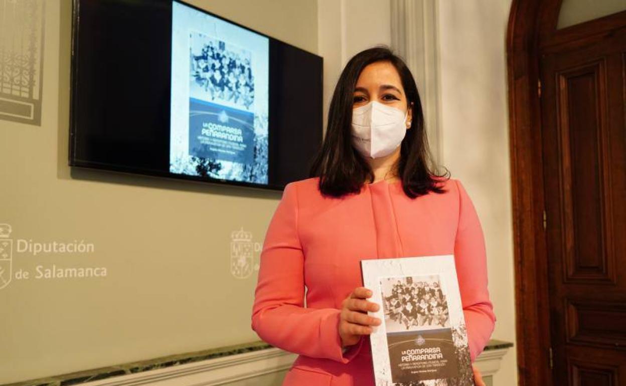 Virginia Sánchez con un ejemplar de su obra.