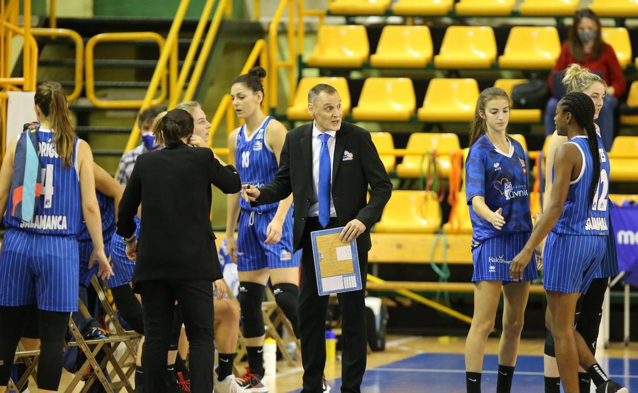 Roberto Íñiguez y las jugadoras de Avenida, en un tiempo muerto. 