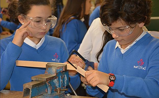Alumnos de La Inmaculada hacen prácticas en el taller del colegio. 