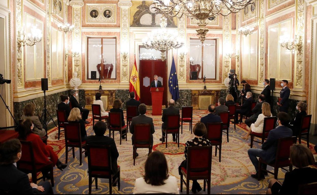 Felipe VI lee su discurso en el acto celebrado en el Congreso para recordar el golpe del 23-F.