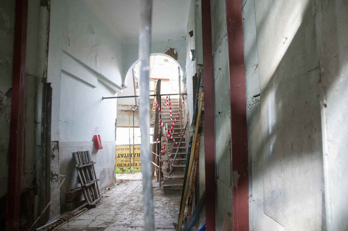 Interior del edificio que en su día albergó el hotel Victoria.