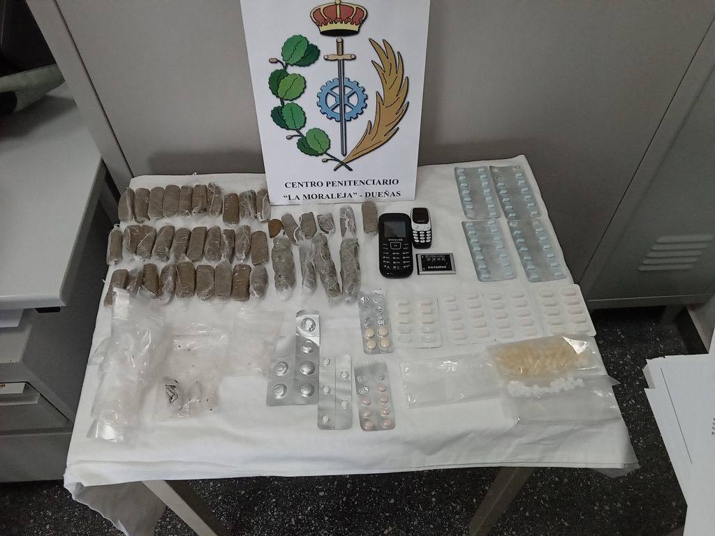 Intervienen en la cárcel de Dueñas un alijo de droga que un preso recogía en el aparcamiento de las visitas