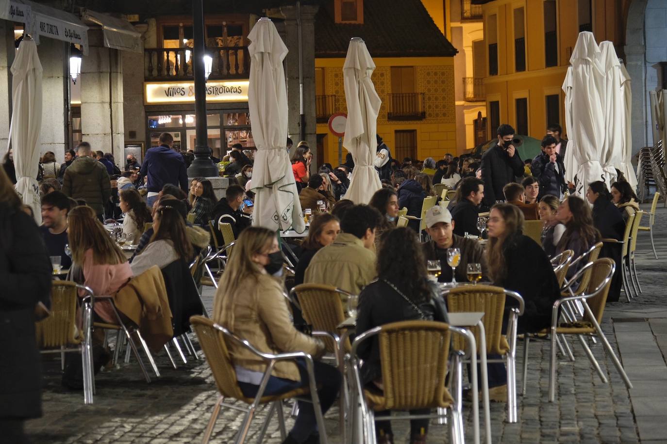 Varios grupos en las terrazas situadas al inicio de la avenida del Acueducto.