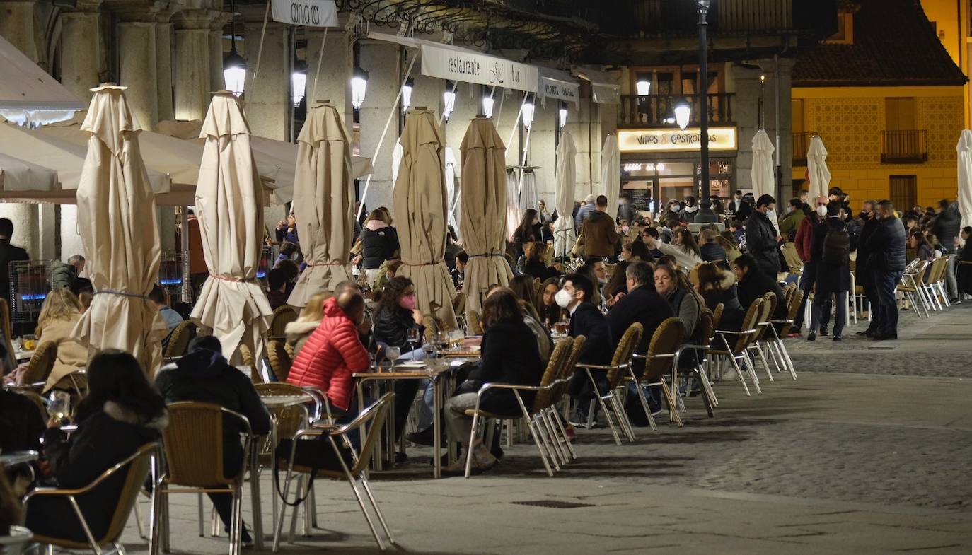 Varios grupos en las terrazas situadas al inicio de la avenida del Acueducto.