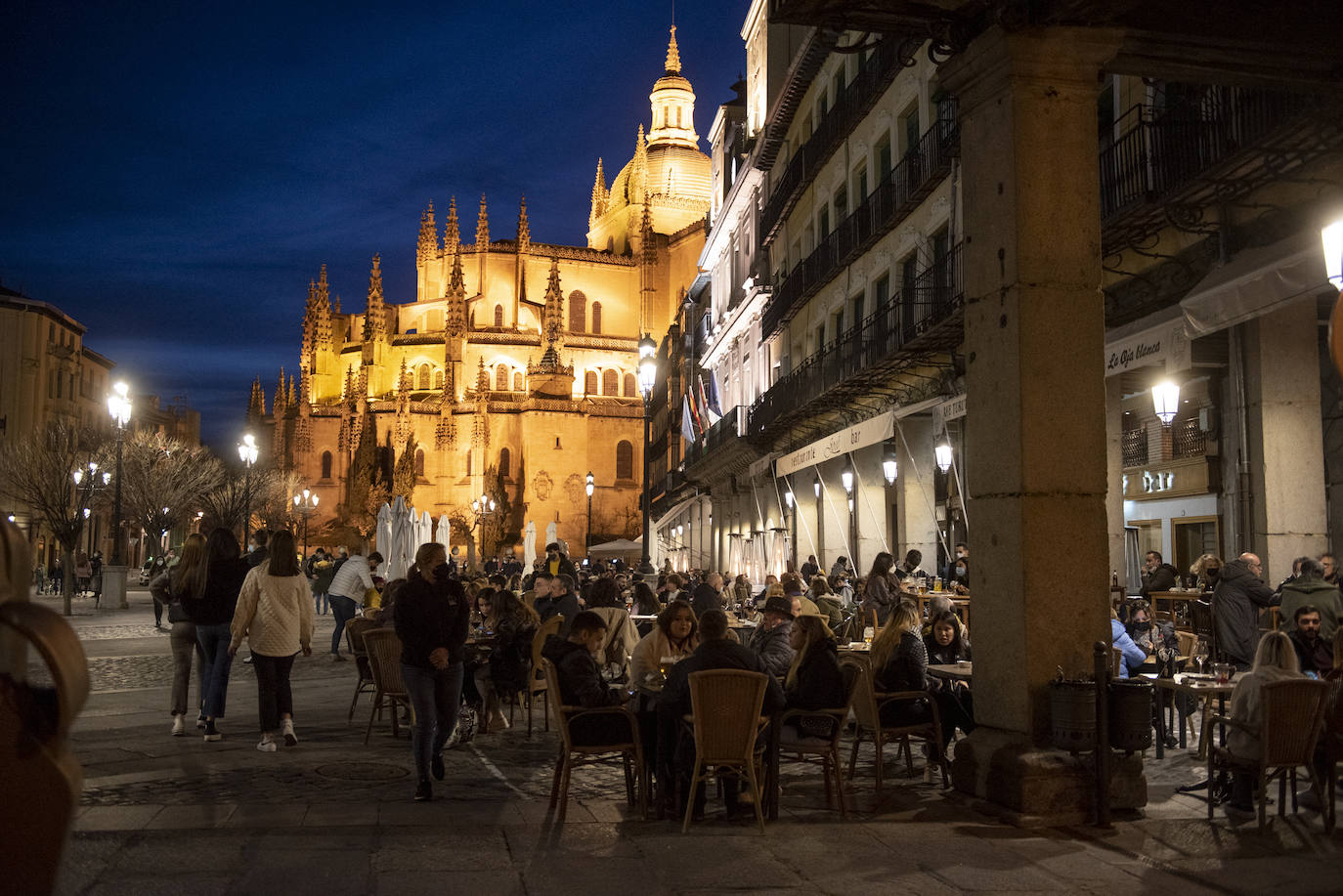 Varios grupos en las terrazas situadas al inicio de la avenida del Acueducto.