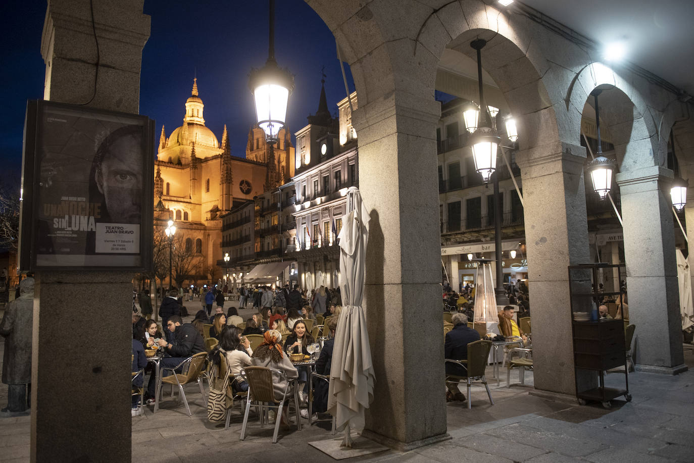 Varios grupos en las terrazas situadas al inicio de la avenida del Acueducto.