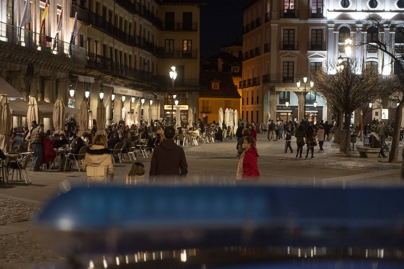 Varios grupos en las terrazas situadas al inicio de la avenida del Acueducto.