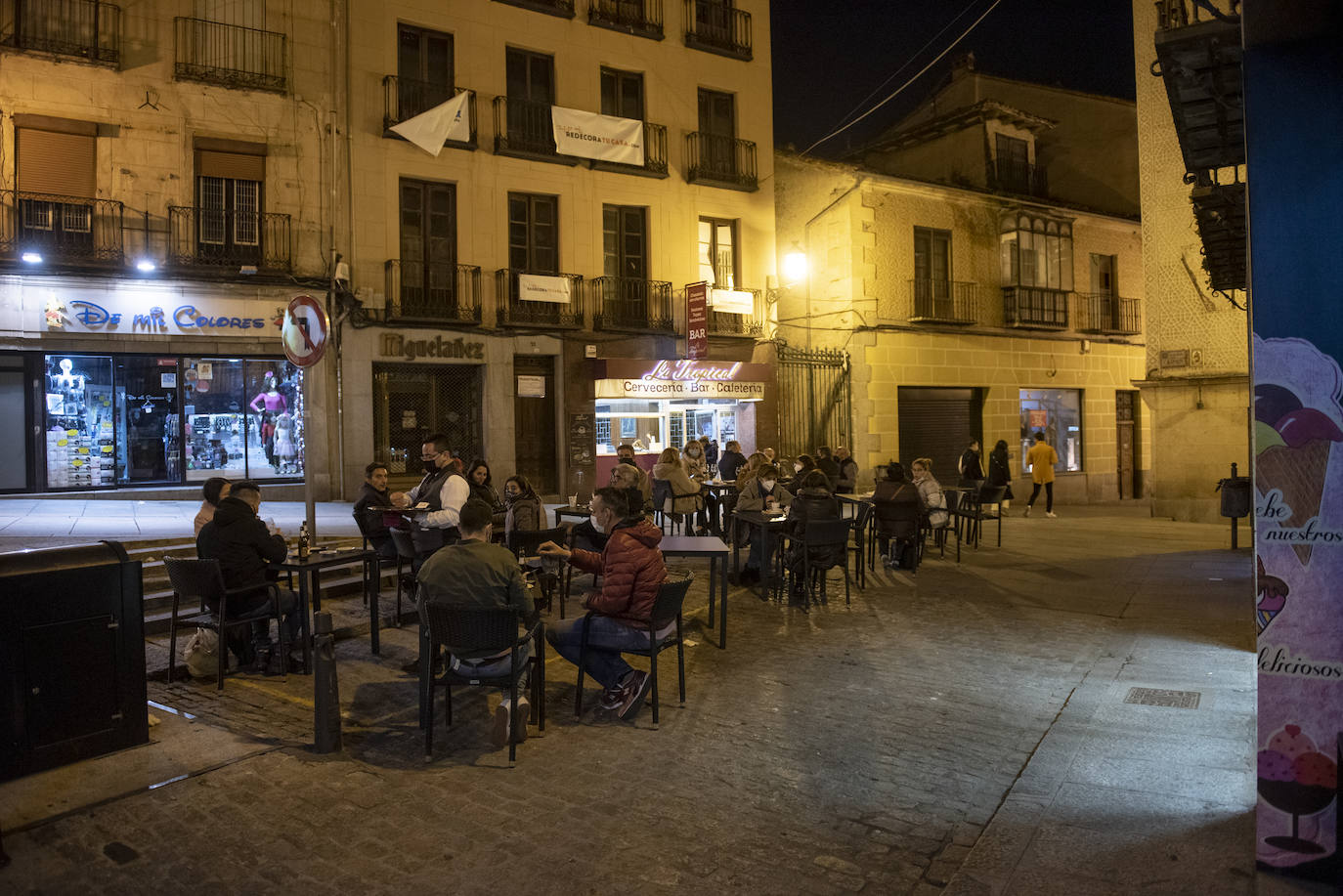 Varios grupos en las terrazas situadas al inicio de la avenida del Acueducto.