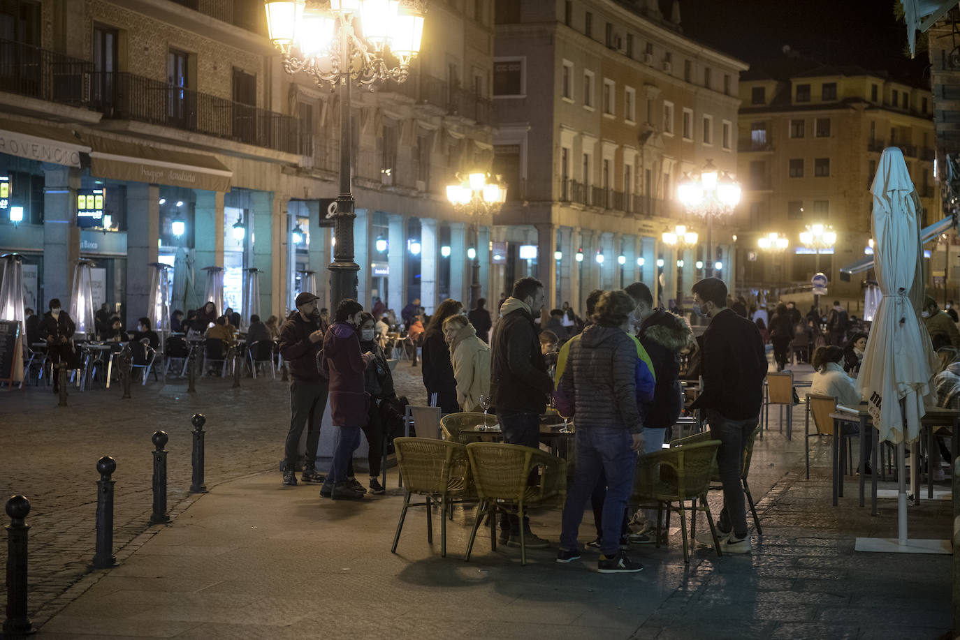 Varios grupos en las terrazas situadas al inicio de la avenida del Acueducto.
