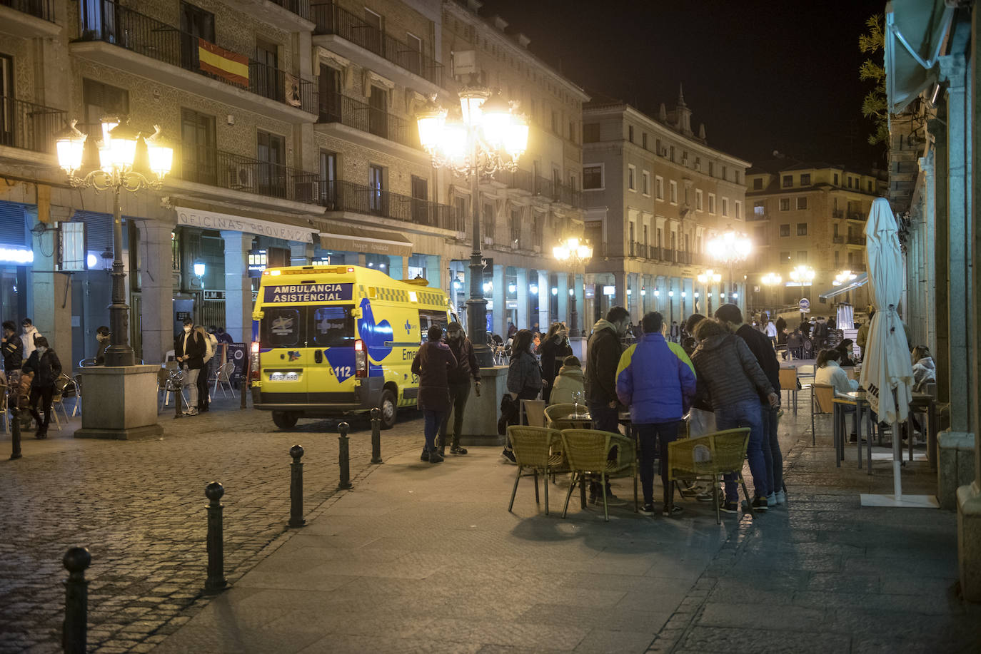 Varios grupos en las terrazas situadas al inicio de la avenida del Acueducto.