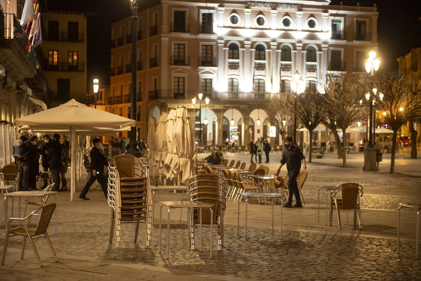 Varios grupos en las terrazas situadas al inicio de la avenida del Acueducto.