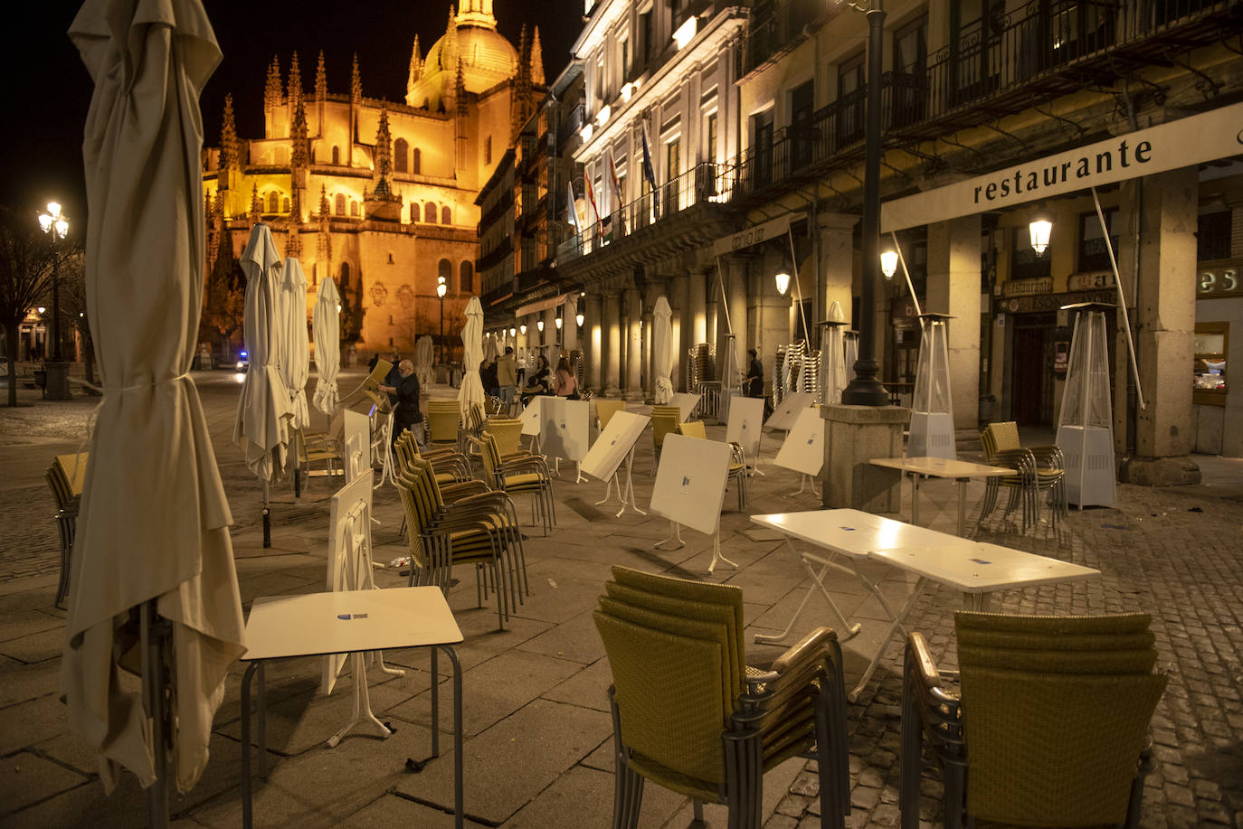 Varios grupos en las terrazas situadas al inicio de la avenida del Acueducto.