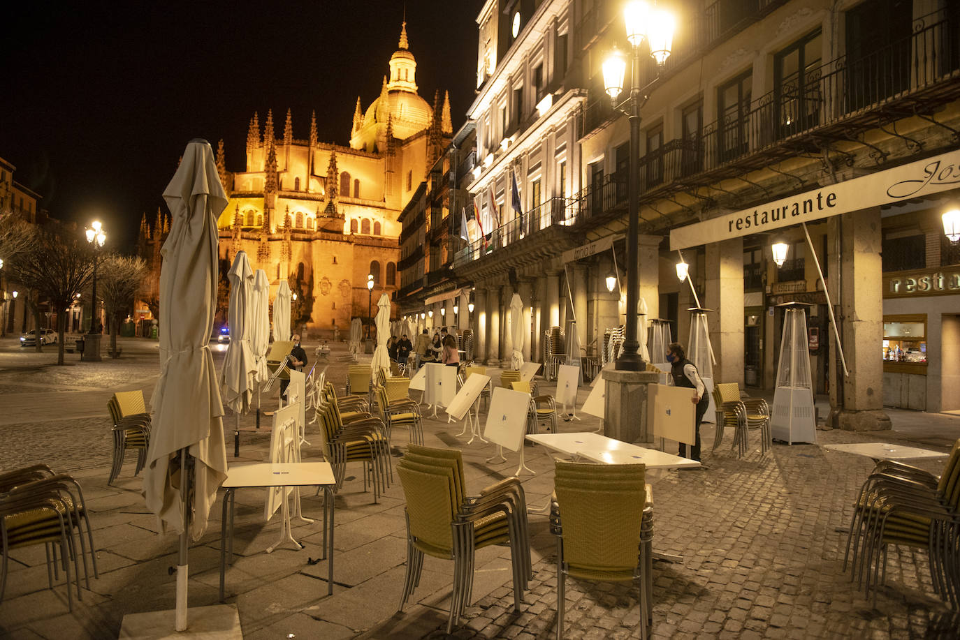 Varios grupos en las terrazas situadas al inicio de la avenida del Acueducto.