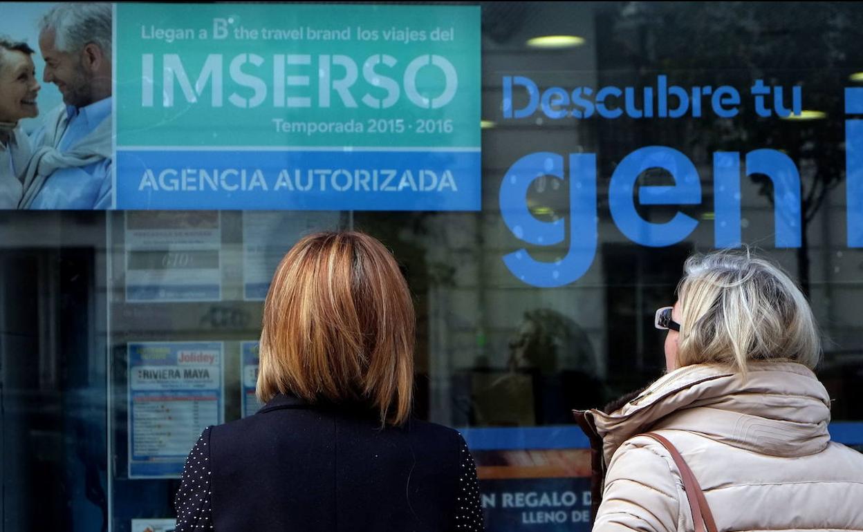 Imagen de archivo de la oferta de viajes del Imserso en una agencia vallisoletana. 