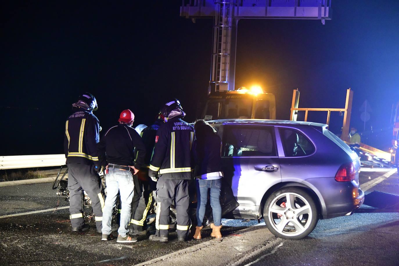 Los bomberos sacan a la joven del interior del vehículo.