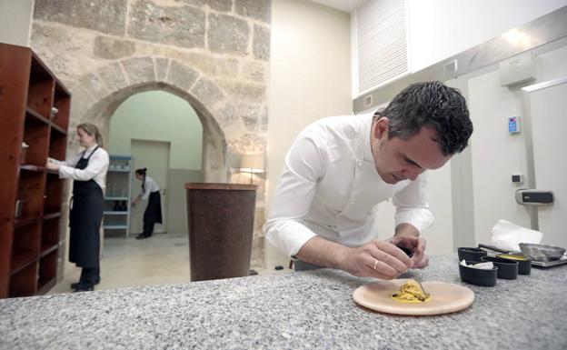 Marc Segarra en el obrador de las cocinas del restaurante Refectorio finaliza un plato. 