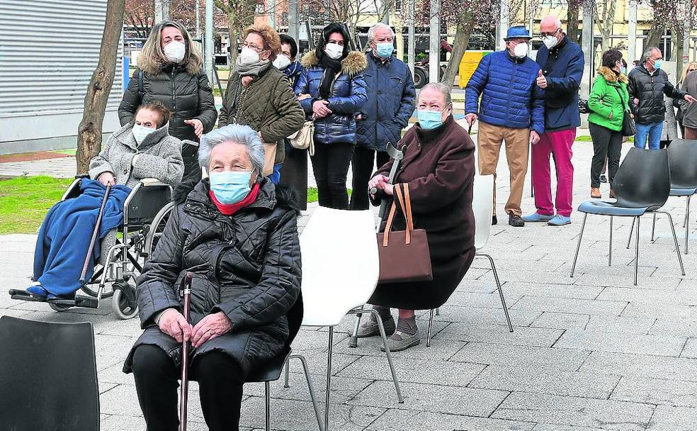Colas antes de que comenzase la vacunación, este viernes en el centro de salud La Puebla.