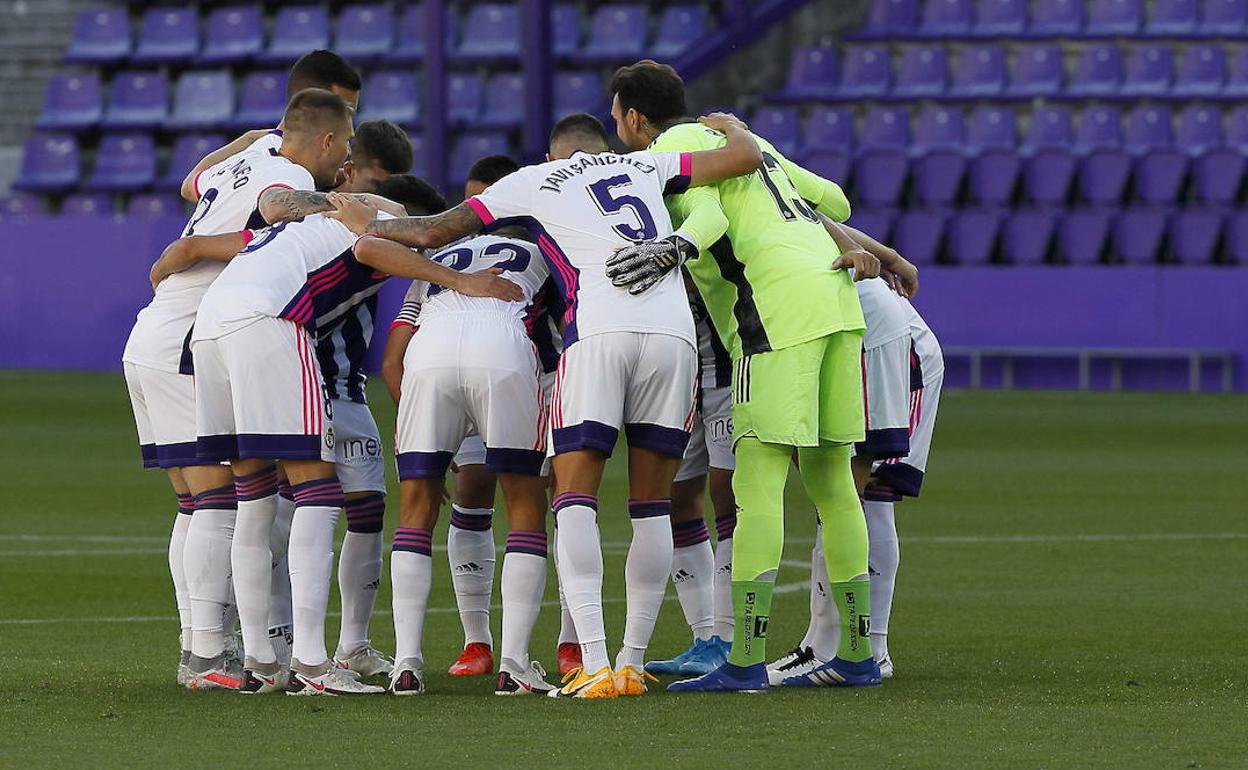 Los jugadores hacen piña antes del partido de ida ante el Celta. 