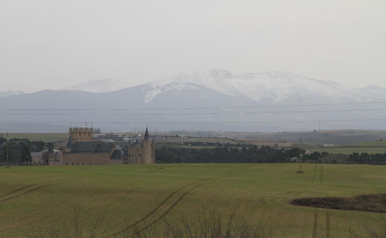 Vista de Segovia y de la sierra, con partículas de polvo en el aire.