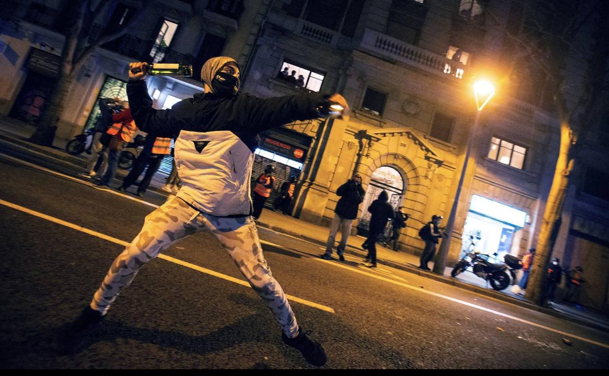 Disturbios en Barcelona por el encarcelamiento del rapero Hasel.