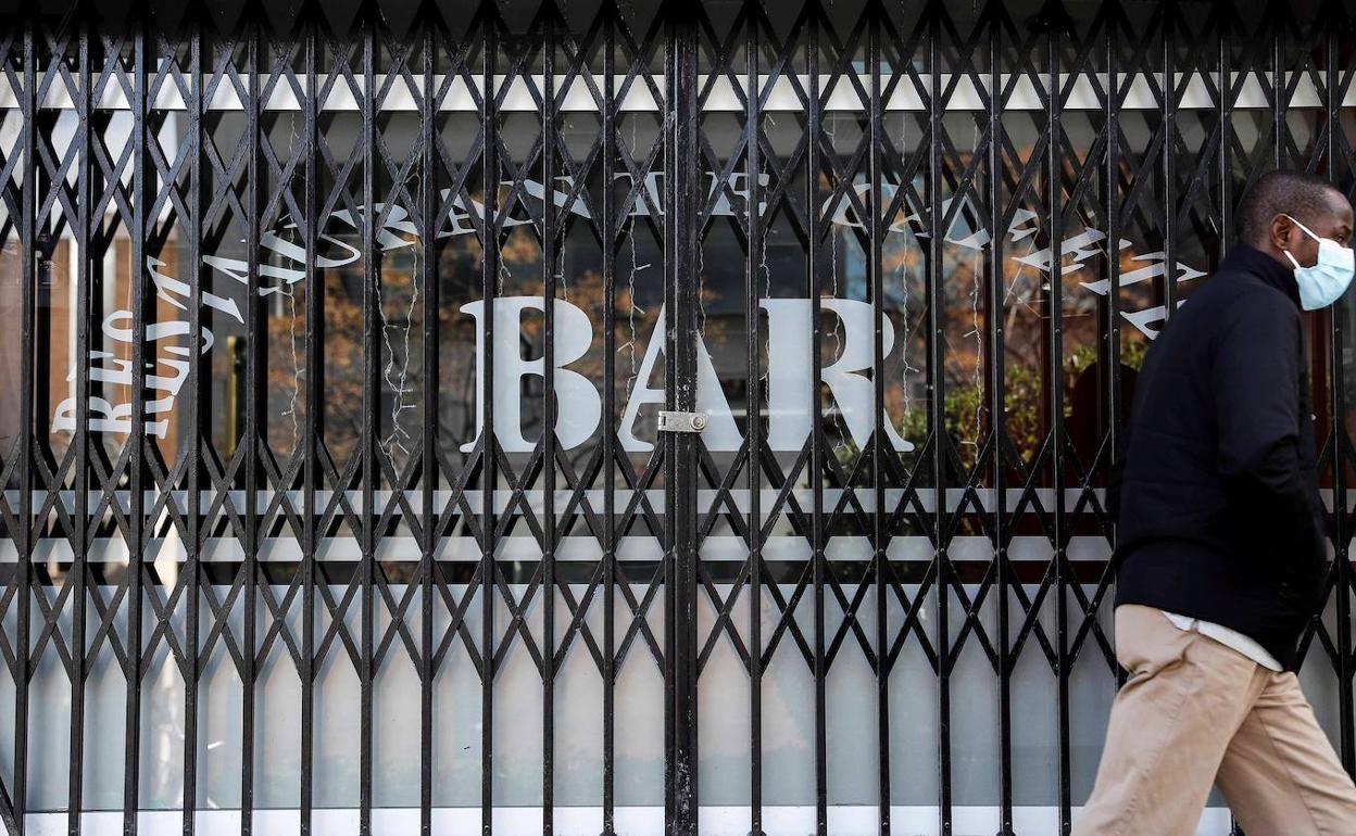 Un bar cerrado en Valencia.