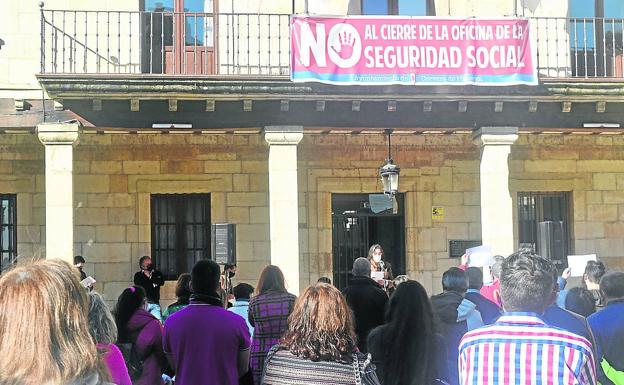 Protesta en Cervera por el cierre de la oficina de la Seguridad Social. 