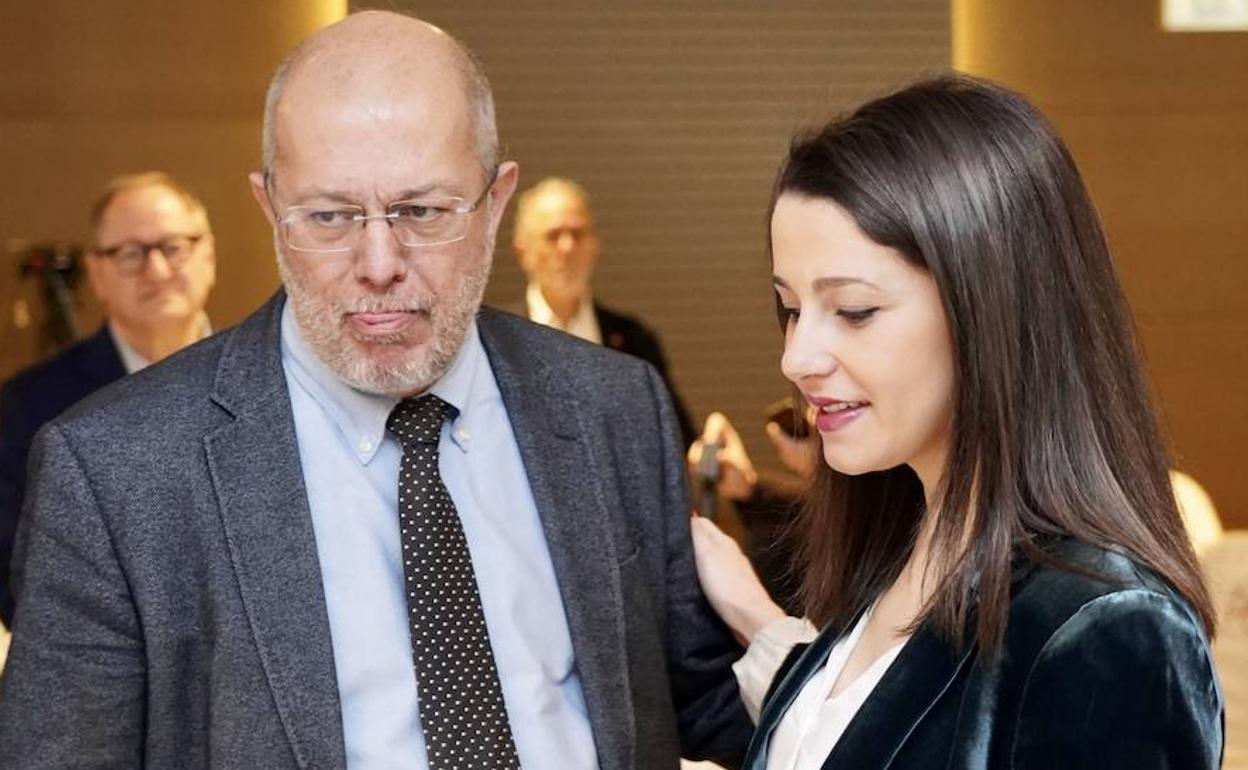 La presidenta nacional de Ciudadanos y el vicepresidente de la Junta de Castilla y León, en un encuentro en Valladolid antes de las primarias del partido a las que se presentaron ambos.