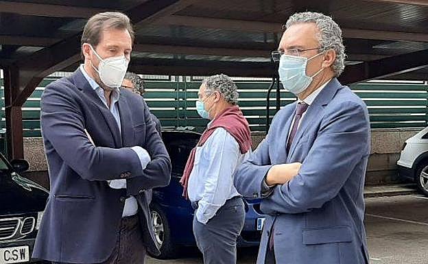 Óscar Puente y Javier Izquierdo, en un acto oficial.