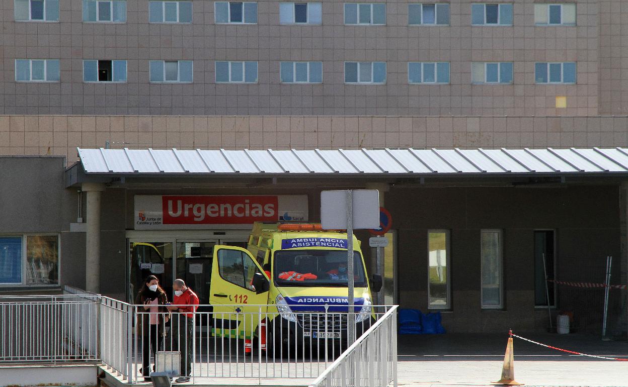 Una ambulancia, aparcada en el Hospital de Segovia.