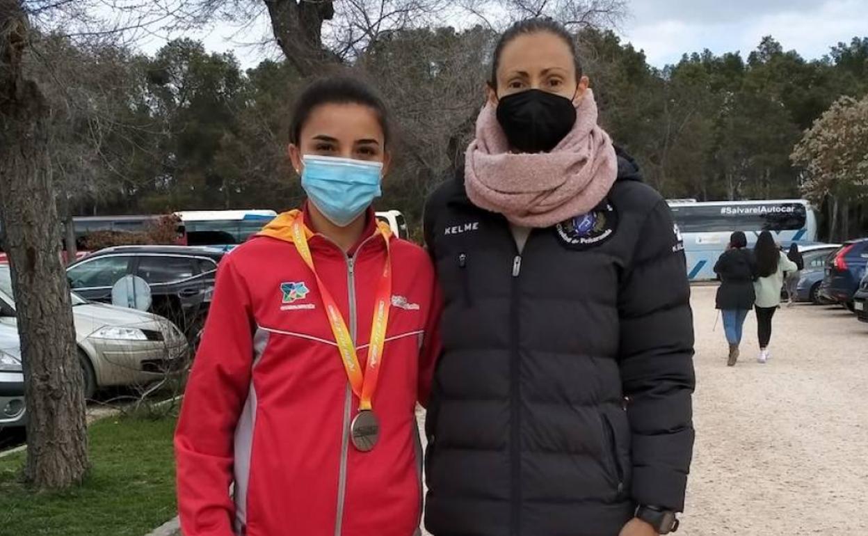 Sara Izquierdo junto a su entrenadora Pilar García. 