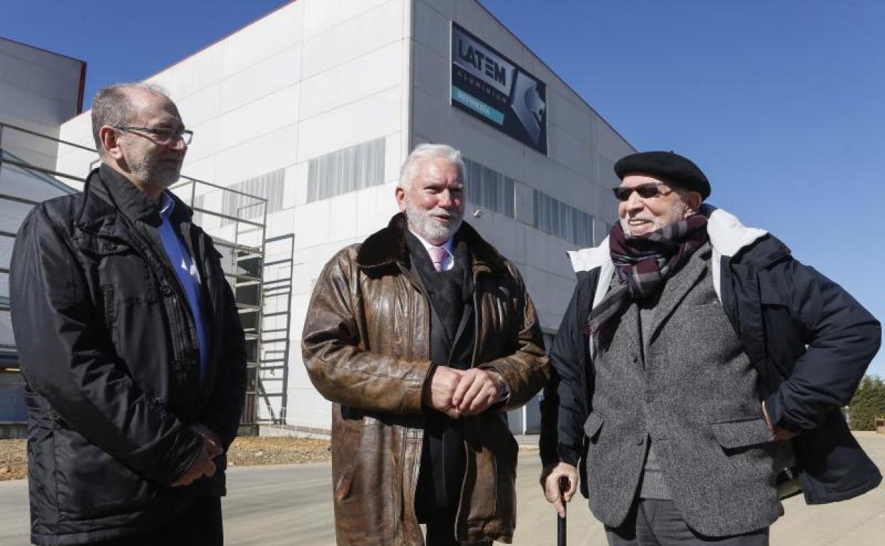 El consejero delegado, Macario Fernández (C) junto al alcalde de Villadangos, Teodoro Martínez (I) y el socio con mayor edad, Manuel Delgado (D) en la planta leonesa de la empresa.