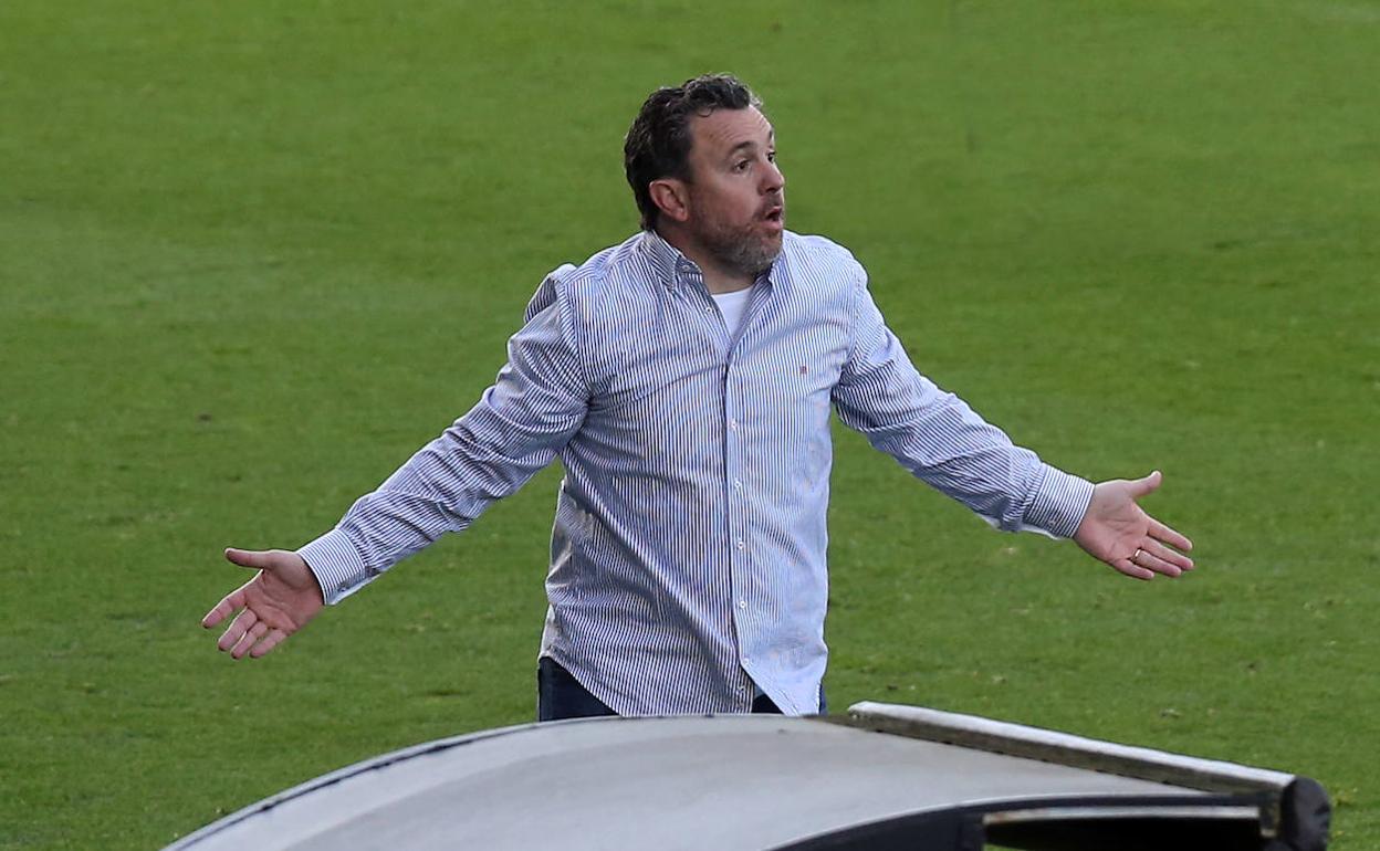 Sergio se lamenta de una acción desde el banquillo. 