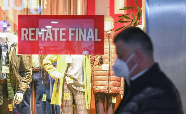 Una tienda de la calle Mantería de Valladolid muestra un cartel de 'remate final' en la última semana de rebajas.