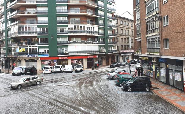 La granizada tiñó de blanco el suelo de la capital leonesa.