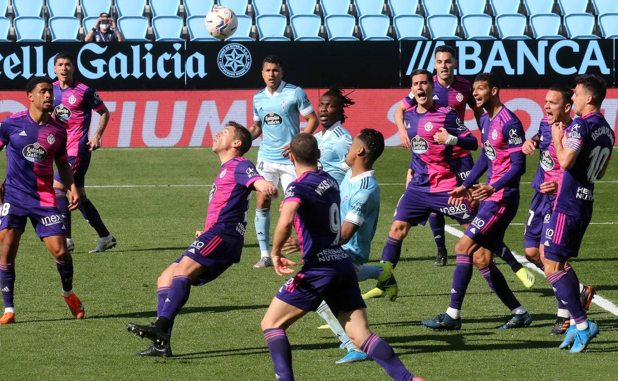 Hasta ocho jugadores del Valladolid animan a Alcaraz a despejar un balón aéreo. 